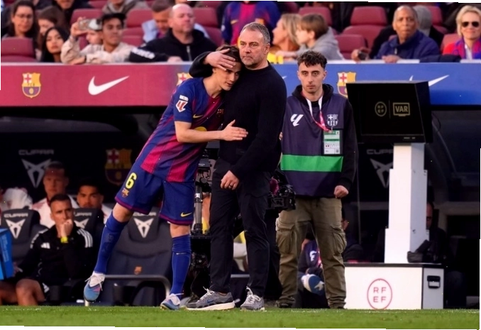 HLV Hansi Flick tung Gavi vào sân trong sự chào đón nồng nhiệt của khán giả sân Nou Camp