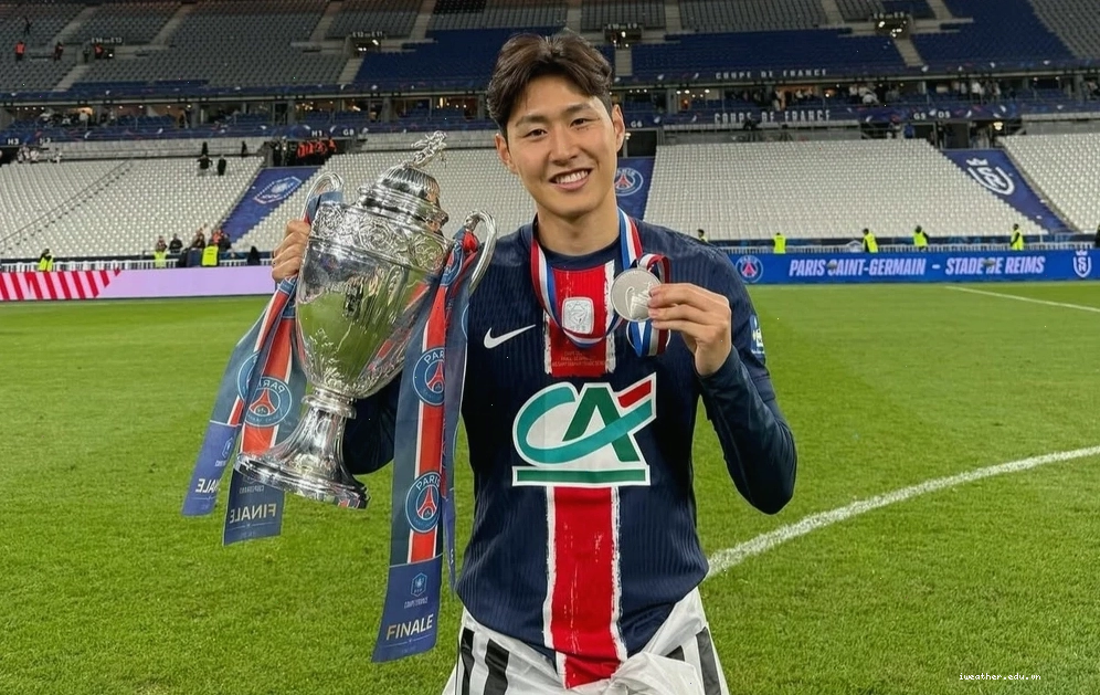 Lee Kang-in thực hiện cú sút phạt điệu nghệ bằng kèo trái sở trường tại giải vô địch quốc gia Pháp