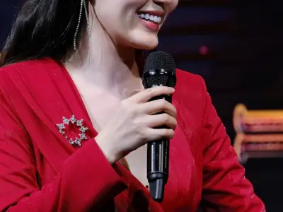 Bộ ảnh ca sỹ Phương Linh nổi bật với vẻ đẹp thanh thoát