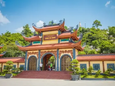 Cảnh quan xanh mát và thanh tịnh tại chùa Ba Vàng Quảng Ninh