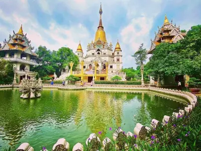 Chùa Bửu Long nổi bật với tháp vàng và lối kiến trúc Phật giáo
