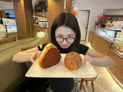 Han Sara nổi bật với bộ ảnh đầy sắc màu và phong cách