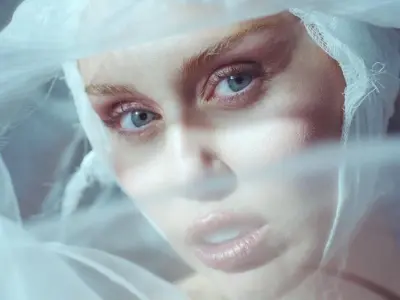 Bộ ảnh Miley Cyrus nóng bỏng khiến fan toàn cầu phát sốt