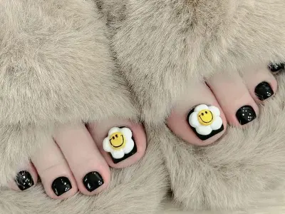Nail màu đen huyền bí sang trọng cho cô nàng cá tính