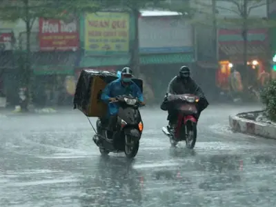 Mưa rào và dông là gì? Hiện tượng báo hiệu biến động