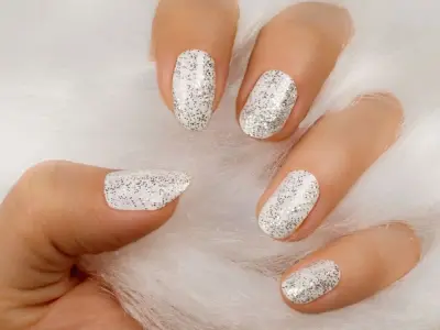 Nails trắng sữa nét thanh thuần và tinh khôi cho đôi tay