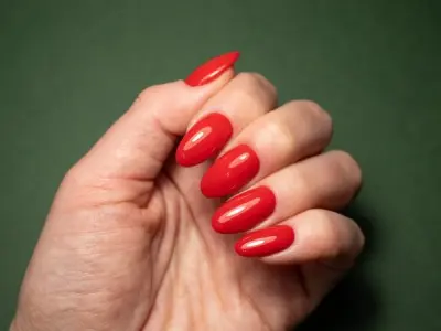 Sơn móng tay màu đỏ nét quyến rũ vượt thời gian cho phái đẹp