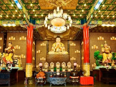 Kinh nghiệm chiêm bái chùa Vạn Phật Q5 linh thiêng và kiến trúc độc đáo
