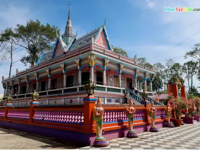 Kinh nghiệm thăm quan chiêm bái Chùa Chén Kiểu trang nghiêm tại Sóc Trăng