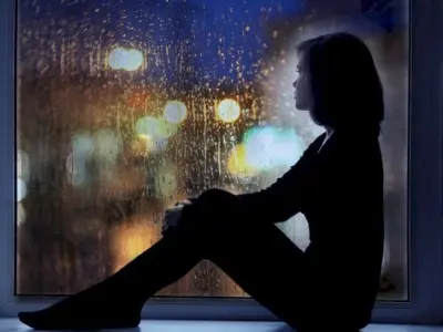 Trọn bộ 10+ hình ảnh cô gái đứng dưới mưa đẹp và mang mác buồn