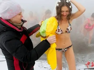 Trọn bộ ảnh gái xinh mặc bikini đi đám cưới gây bão mạng xã hội năm 2026