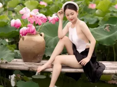 Tuyển tập những hình ảnh cô gái bên hồ sen khoe sắc vóc ngọt ngào đốn tim người nhìn